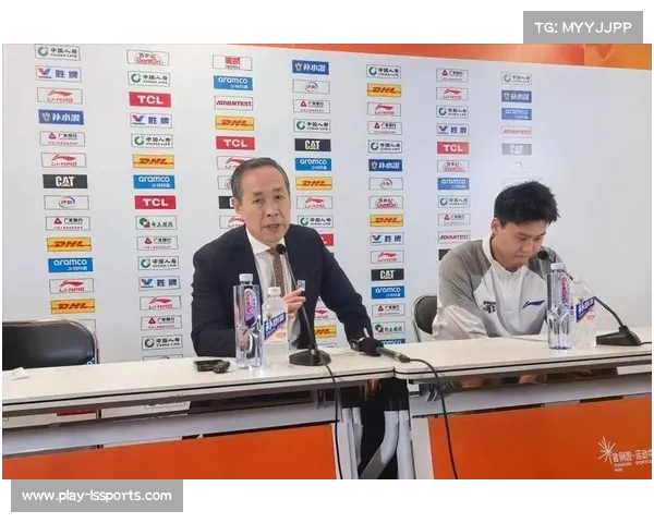 青岛绝杀北京后球员相拥庆祝,客场更衣室成欢乐海洋 青岛绝杀北京后球员相拥庆祝,客场更衣室成欢乐海洋